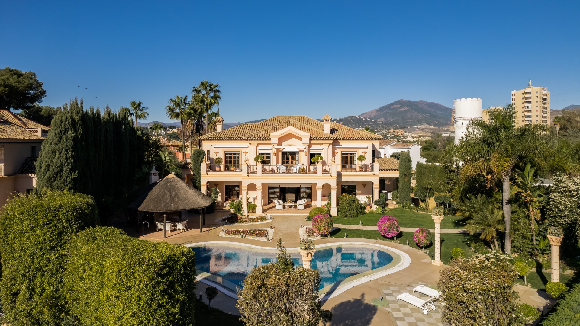 VILLA – NUEVA ANDALUCIA